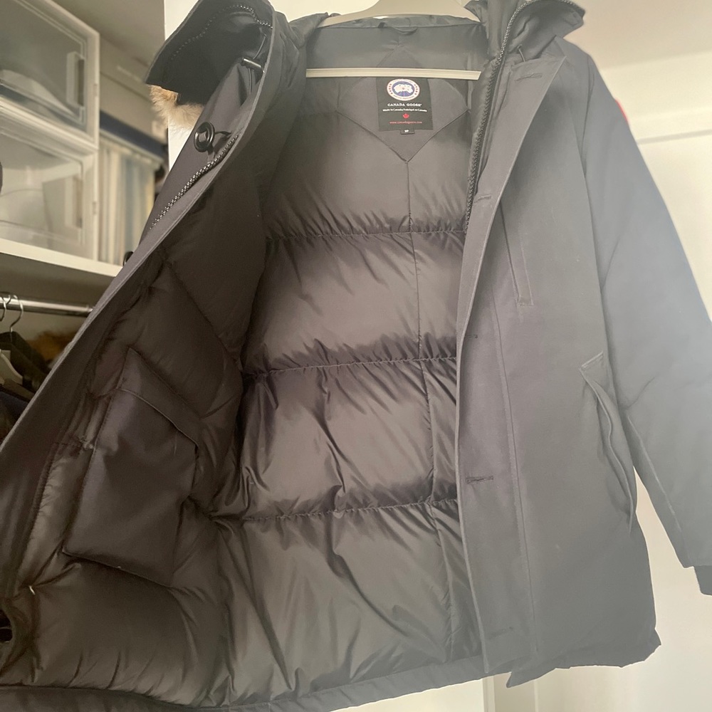 AUTHENTIC Men’s Canada Goose coat w fur trim hood.Black. Size small.Fits a S/M